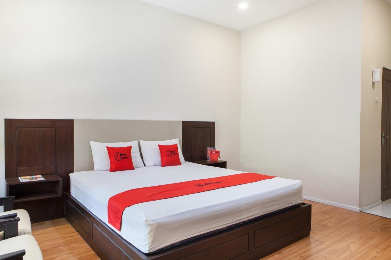 Reddoorz Plus Near Mall Roxy Banyuwangi Banyuwangi (East Java) Exterior foto
