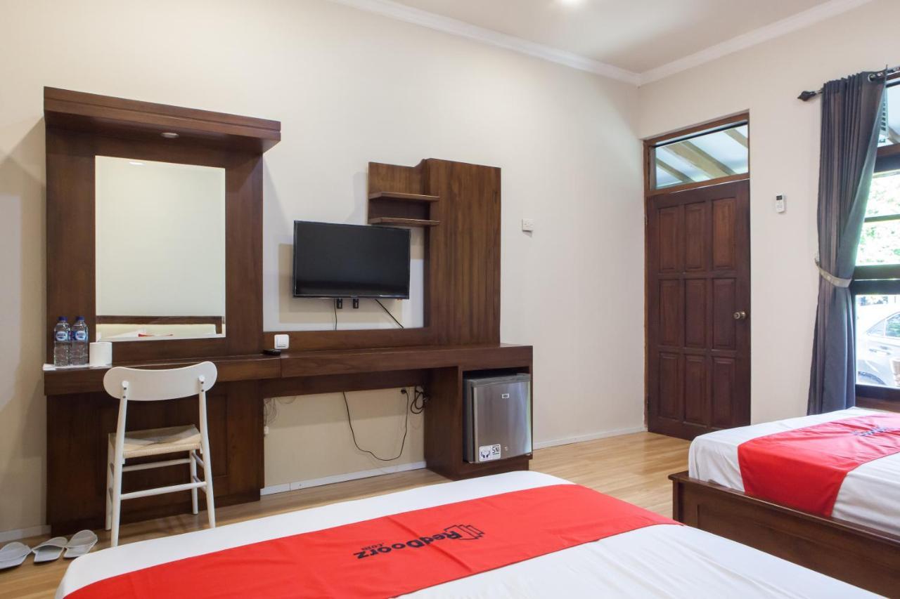 Reddoorz Plus Near Mall Roxy Banyuwangi Banyuwangi (East Java) Exterior foto