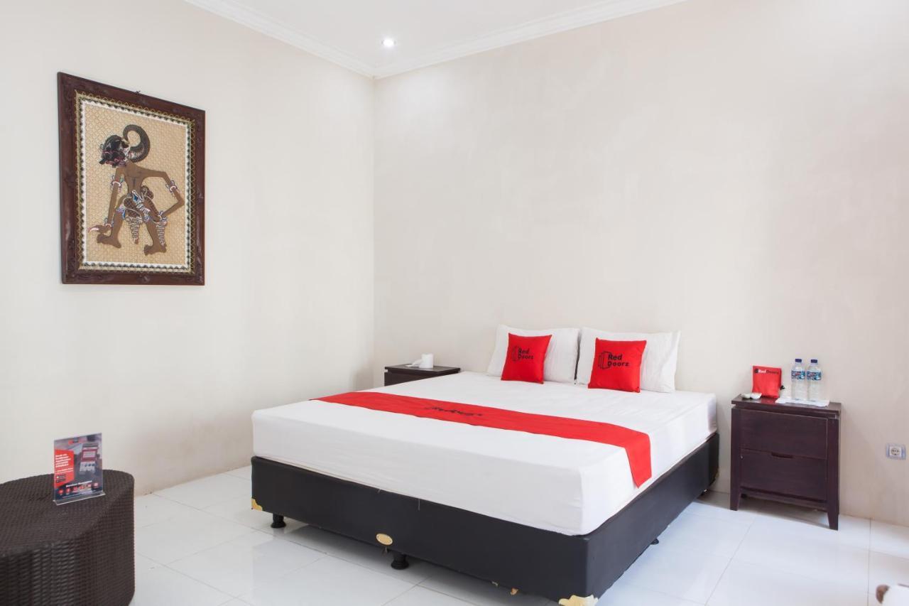 Reddoorz Plus Near Mall Roxy Banyuwangi Banyuwangi (East Java) Exterior foto